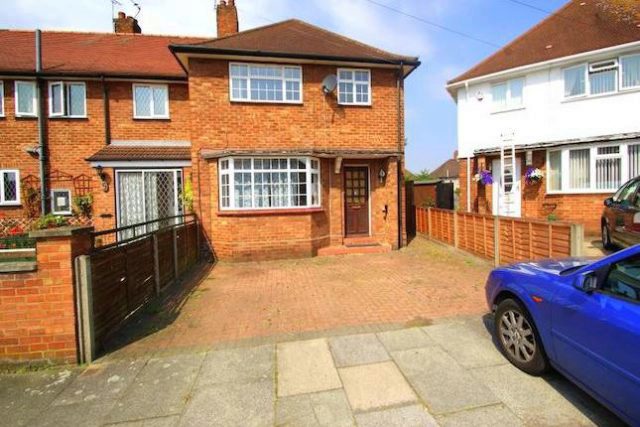  Image of 4 bedroom Semi-Detached house to rent in Bryony Close Uxbridge UB8 at Bryony Close, Uxbridge, Middlesex UB8