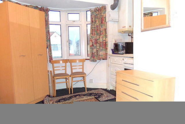  Image of Studio flat to rent in Catherine Gardens Hounslow TW3 at Catherine Gardens, Hounslow TW3