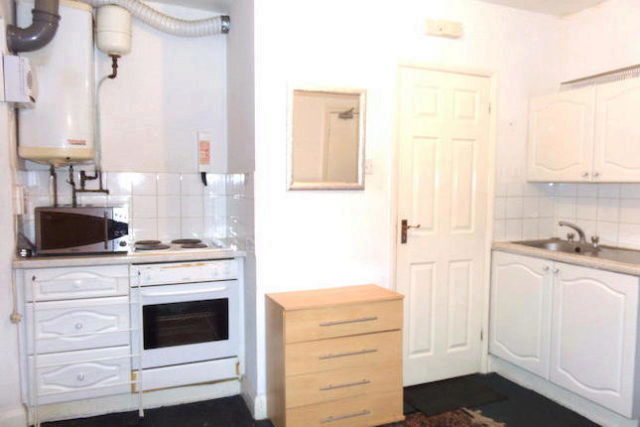  Image of Studio flat to rent in Catherine Gardens Hounslow TW3 at Catherine Gardens, Hounslow TW3