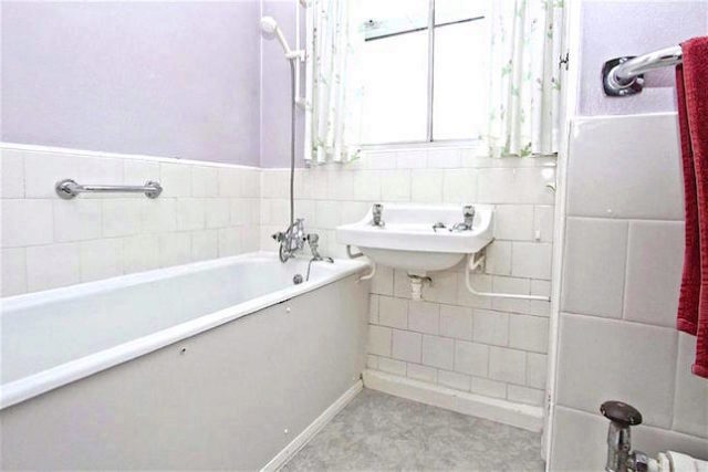  Image of 3 bedroom Detached house to rent in Vine Close West Drayton UB7 at Vine Close, West Drayton UB7