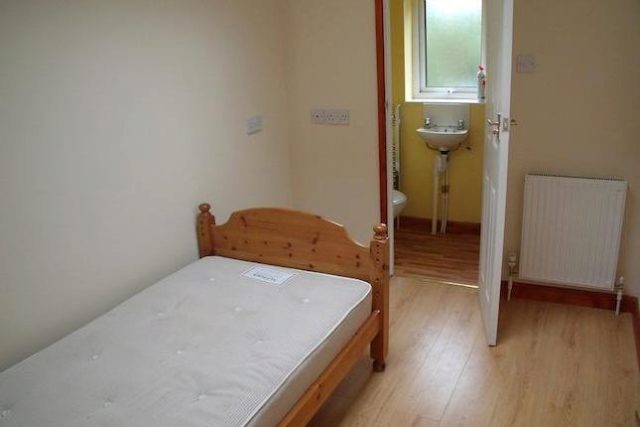  Image of 1 bedroom Room to rent in Mill Road Caversham Reading RG4 at Room 2, Mill Road, Caversham RG4