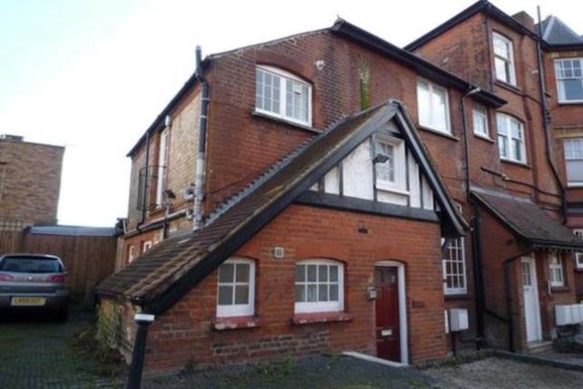  Image of Studio flat to rent in Aldermans Hill London N13 at Aldermans Hill, Palmers Green, London N13