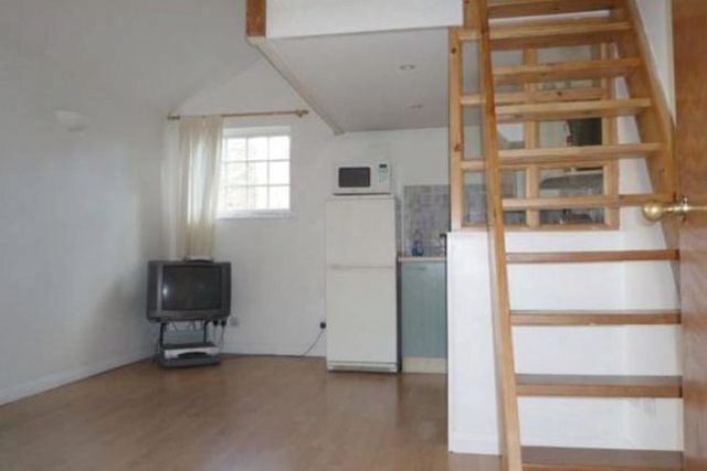  Image of Studio flat to rent in Aldermans Hill London N13 at Aldermans Hill, Palmers Green, London N13