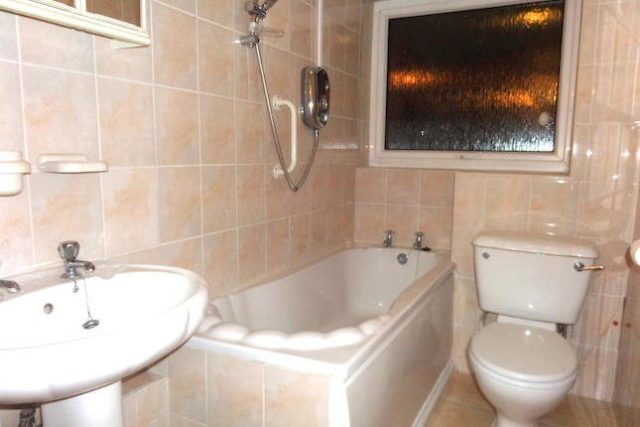  Image of 2 bedroom Flat to rent in Dormers Wells Lane Southall UB1 at September Court, Southall UB1
