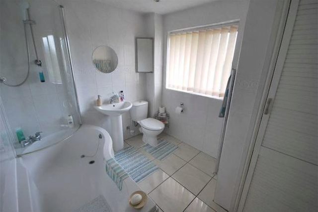  Image of 3 bedroom Semi-Detached house for sale in Mosley Common Road Worsley Manchester M28 at Mosley Common Road, Worsley, Manchester M28