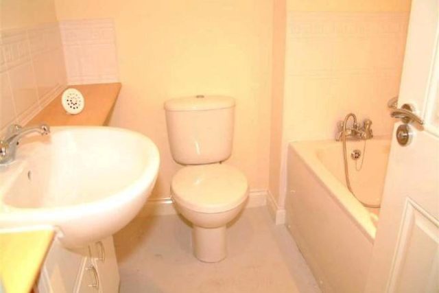  Image of 3 bedroom Town House to rent in Lawndale Drive Worsley Manchester M28 at Lawndale Drive, Worsley, Manchester M28