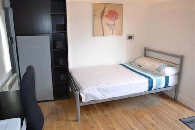  Image of Studio flat to rent in Dallas Road London NW4 at Dallas Road, Hendon, London NW4