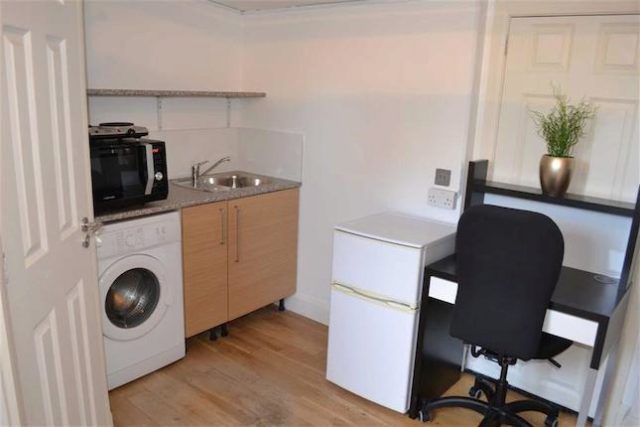  Image of Studio flat to rent in Dallas Road London NW4 at Dallas Road, Hendon, London NW4
