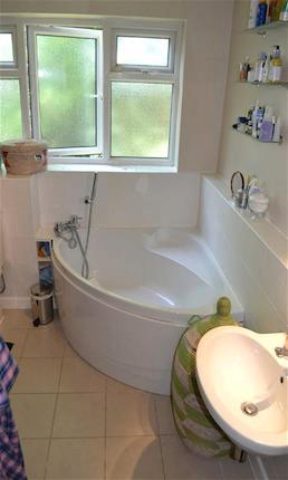  Image of 2 bedroom Flat to rent in Cedar Drive London N2 at Cedar Drive, East Finchley, London N2