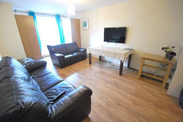  Image of 2 bedroom Flat to rent in Cline Road London N11 at Gean Court, Cline Road, Bounds Green, London N11