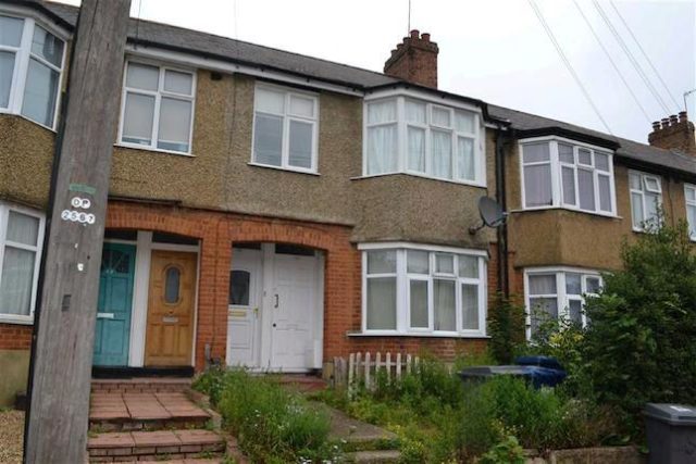  Image of 2 bedroom Maisonette to rent in Victoria Road London NW4 at Victoria Road, Hendon, London NW4