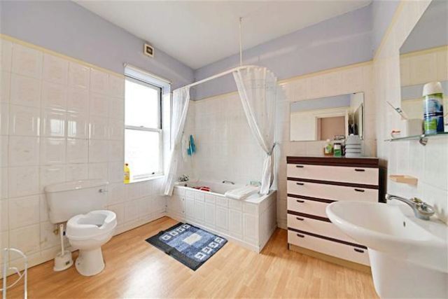  Image of 3 bedroom Flat for sale in Finchley Lane London NW4 at Finchley Lane, Hendon, London NW4