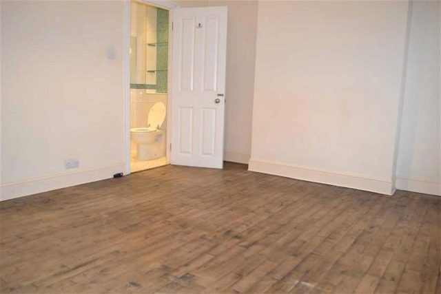  Image of 4 bedroom Terraced house to rent in Holly Park Road London N11 at Holly Park Road, Friern Barnet, London N11