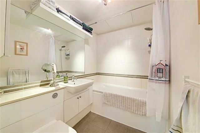  Image of 2 bedroom Flat to rent in Heritage Avenue London NW9 at Heritage Avenue, Colindale, London NW9