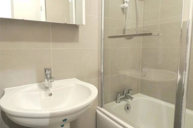  Image of 3 bedroom Flat to rent in Radcliffe Road Croydon CR0 at Bishops Court, Radcliffe Road, Croydon CR0