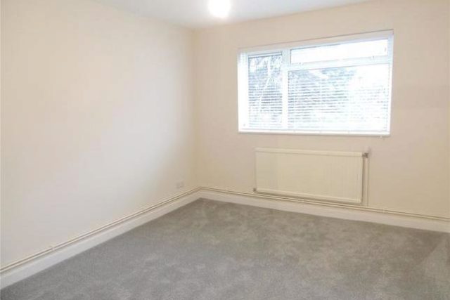  Image of 3 bedroom Flat to rent in Radcliffe Road Croydon CR0 at Bishops Court, Radcliffe Road, Croydon CR0