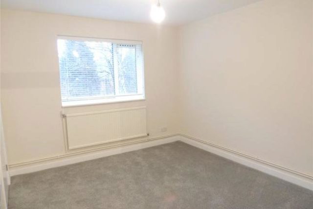  Image of 3 bedroom Flat to rent in Radcliffe Road Croydon CR0 at Bishops Court, Radcliffe Road, Croydon CR0