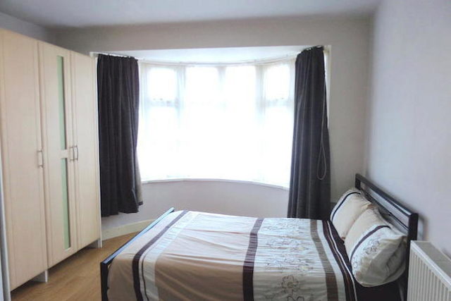  Image of Studio flat to rent in Oakwood Avenue Southall UB1 at Oakwood Avenue, Southall UB1