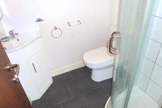  Image of Studio flat to rent in Oakwood Avenue Southall UB1 at Oakwood Avenue, Southall UB1