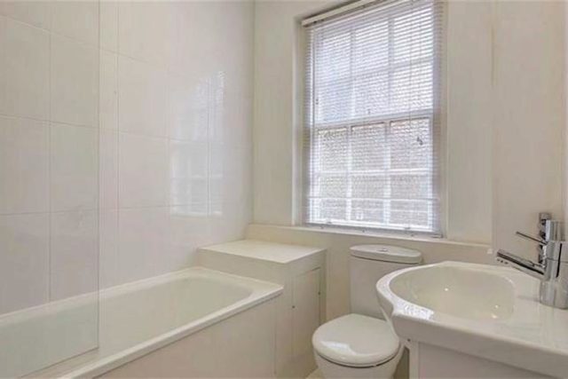 Image of Studio flat to rent in Fulham Road London SW3 at Pelham Court, 145 Fulham Road, Chelsea SW3