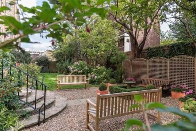  Image of Studio flat to rent in Fulham Road London SW3 at Pelham Court, 145 Fulham Road, Chelsea SW3