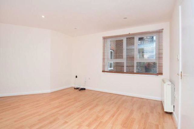  Image of 1 bedroom Flat to rent in Royal Quarter Seven Kings Way Kingston upon Thames KT2 at Carisbrooke House, The Royal Quarter, Seven Kings Way KT2