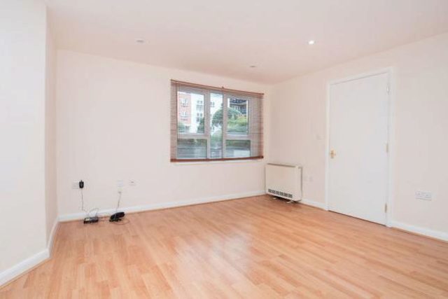  Image of 1 bedroom Flat to rent in Royal Quarter Seven Kings Way Kingston upon Thames KT2 at Carisbrooke House, The Royal Quarter, Seven Kings Way KT2