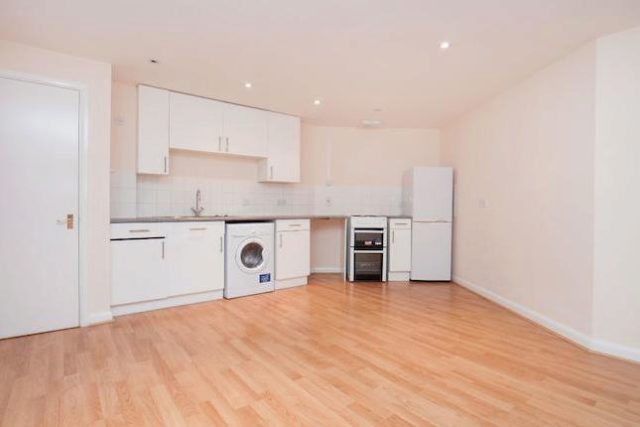  Image of 1 bedroom Flat to rent in Royal Quarter Seven Kings Way Kingston upon Thames KT2 at Carisbrooke House, The Royal Quarter, Seven Kings Way KT2