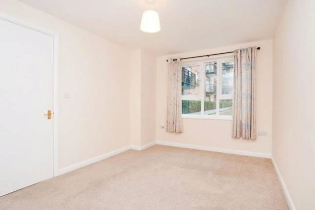  Image of 1 bedroom Flat to rent in Royal Quarter Seven Kings Way Kingston upon Thames KT2 at Carisbrooke House, The Royal Quarter, Seven Kings Way KT2
