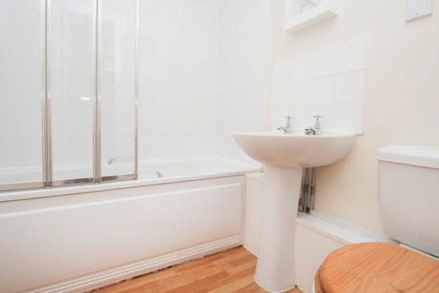  Image of 1 bedroom Flat to rent in Royal Quarter Seven Kings Way Kingston upon Thames KT2 at Carisbrooke House, The Royal Quarter, Seven Kings Way KT2