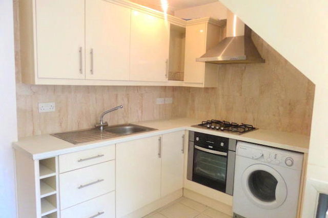  Image of 2 bedroom Flat to rent in Inwood Road Hounslow TW3 at Inwood Road, Hounslow TW3