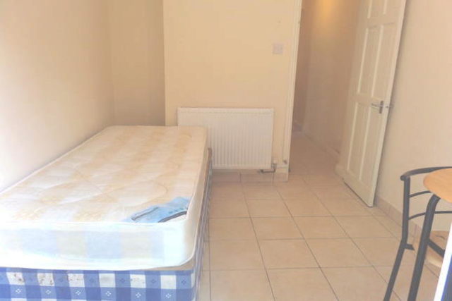 Image of 2 bedroom Flat to rent in Inwood Road Hounslow TW3 at Inwood Road, Hounslow TW3