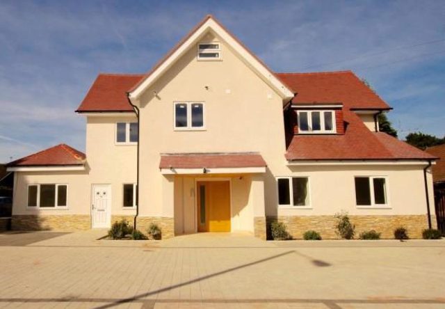  Image of 2 bedroom Flat to rent in Uxbridge Road Hatch End Pinner HA5 at Cloister Wood Uxbridge Road, Pinner HA5