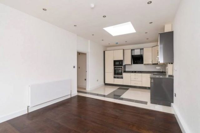  Image of 2 bedroom Flat to rent in Uxbridge Road Hatch End Pinner HA5 at Cloister Wood Uxbridge Road, Pinner HA5