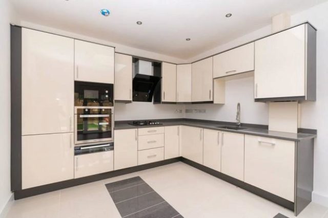  Image of 2 bedroom Flat to rent in Uxbridge Road Hatch End Pinner HA5 at Cloister Wood Uxbridge Road, Pinner HA5