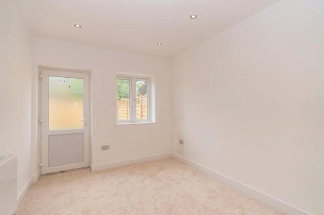  Image of 2 bedroom Flat to rent in Uxbridge Road Hatch End Pinner HA5 at Cloister Wood Uxbridge Road, Pinner HA5