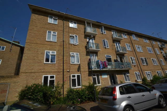  Image of 2 bedroom Flat to rent in Grove Avenue Pinner HA5 at Grove Avenue, Pinner HA5