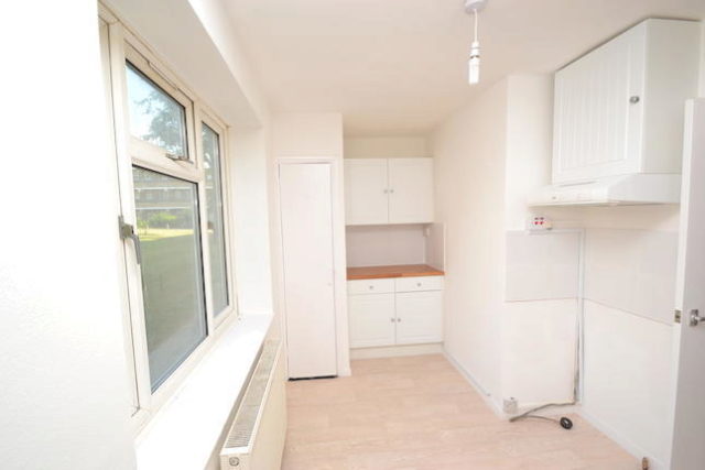  Image of 2 bedroom Flat to rent in Grove Avenue Pinner HA5 at Grove Avenue, Pinner HA5