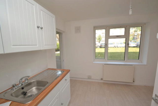  Image of 2 bedroom Flat to rent in Grove Avenue Pinner HA5 at Grove Avenue, Pinner HA5
