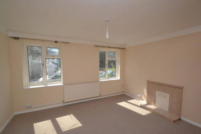  Image of 2 bedroom Flat to rent in Grove Avenue Pinner HA5 at Grove Avenue, Pinner HA5