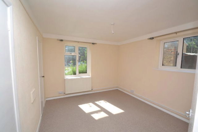  Image of 2 bedroom Flat to rent in Grove Avenue Pinner HA5 at Grove Avenue, Pinner HA5