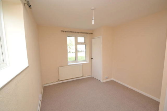  Image of 2 bedroom Flat to rent in Grove Avenue Pinner HA5 at Grove Avenue, Pinner HA5