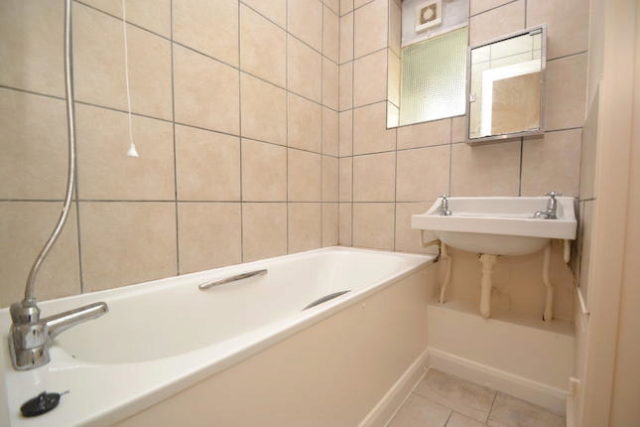  Image of 2 bedroom Flat to rent in Grove Avenue Pinner HA5 at Grove Avenue, Pinner HA5