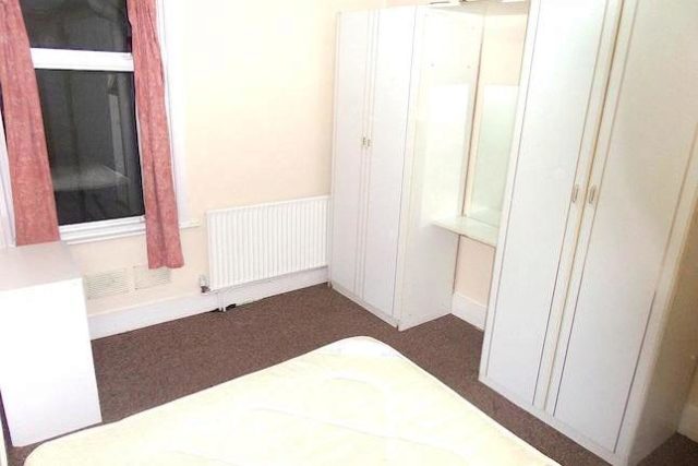  Image of 3 bedroom Flat to rent in Montague Road Hounslow TW3 at Montague Road, Hounslow TW3