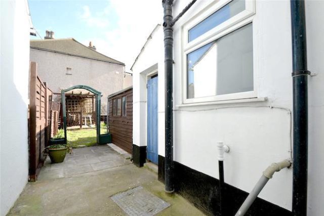  Image of 3 bedroom Terraced house to rent in Cross Road Croydon CR0 at Cross Road, Croydon CR0
