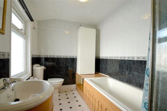  Image of 3 bedroom Terraced house to rent in Cross Road Croydon CR0 at Cross Road, Croydon CR0