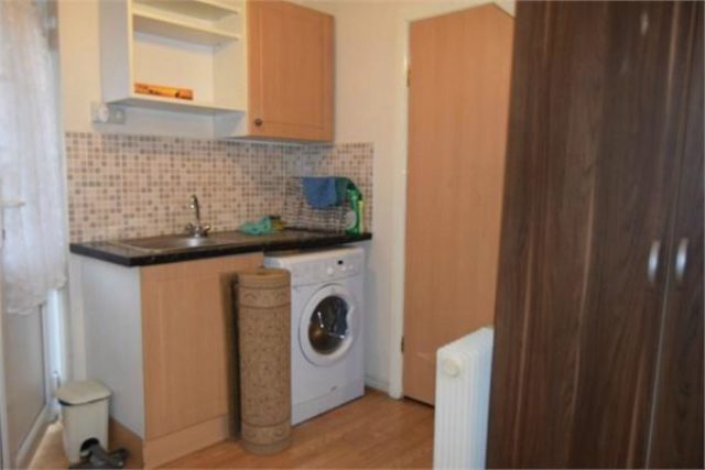  Image of 4 bedroom Terraced house to rent in Elmdon Road Hounslow TW4 at Elmdon Road, Hounslow, Middlesex TW4