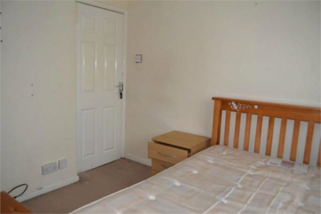  Image of 4 bedroom Terraced house to rent in Elmdon Road Hounslow TW4 at Elmdon Road, Hounslow, Middlesex TW4