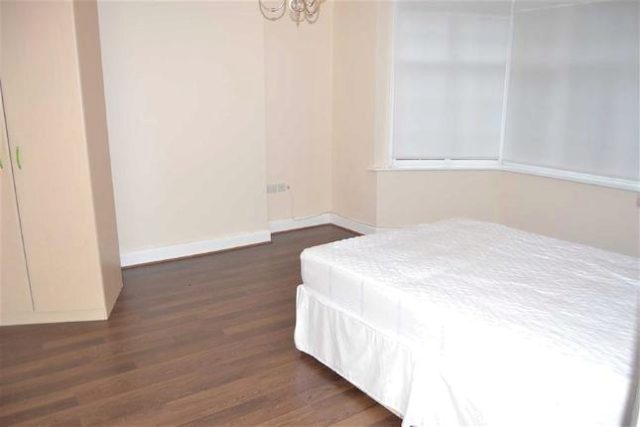  Image of 5 bedroom Detached house to rent in Rowsley Avenue London NW4 at Rowsley Avenue, Hendon, London NW4