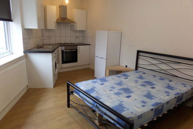  Image of Studio flat to rent in Oakwood Avenue Southall UB1 at Oakwood Avenue, Southall UB1